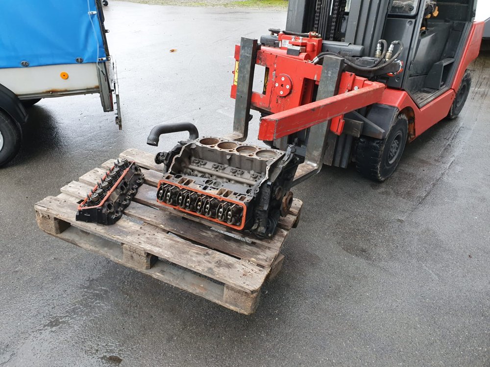 Werkstatt mit Bootsmotor